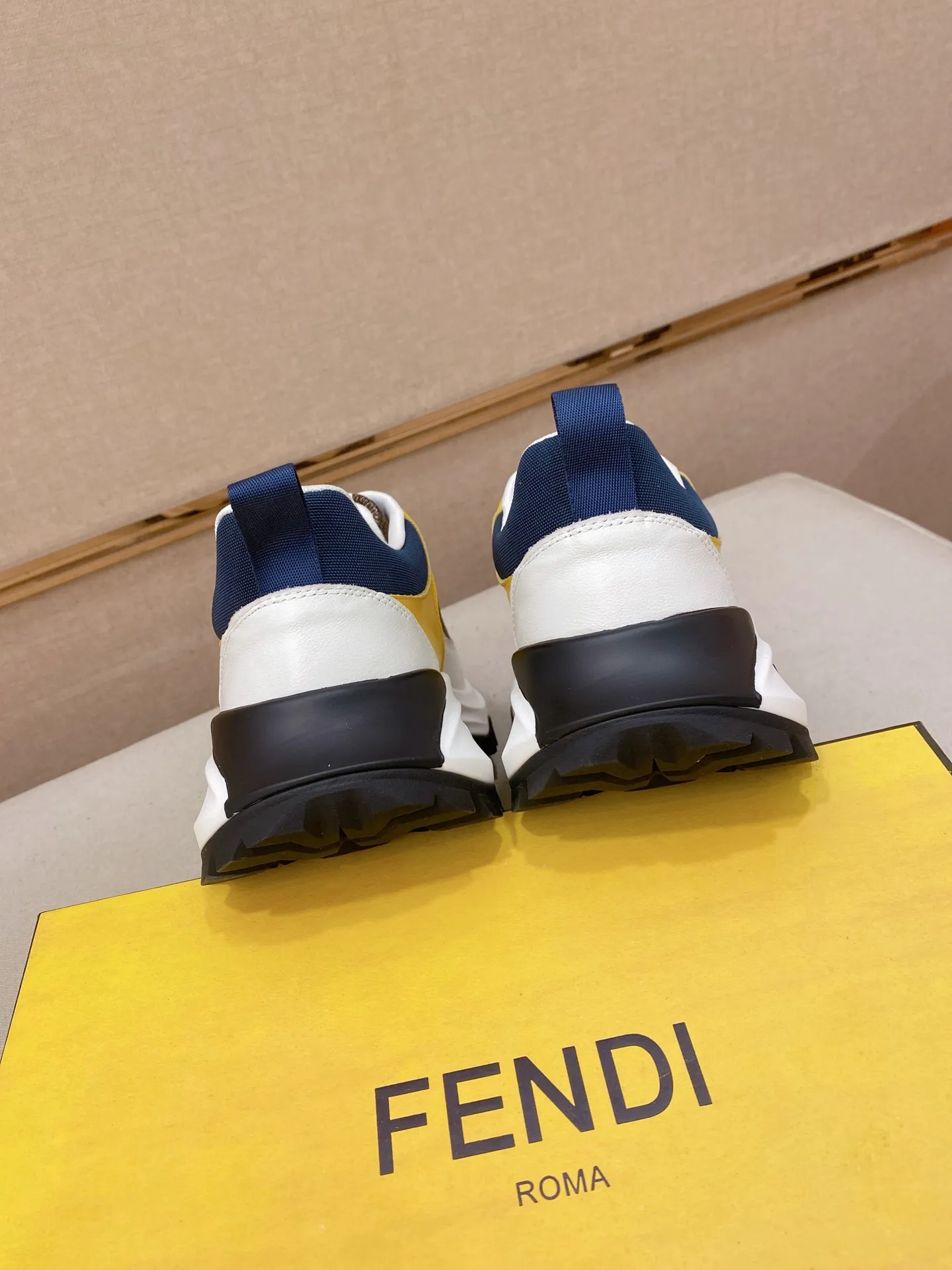 Men's shoes 💰 462💰 (fendi) New style 👊🏻 upper 🇮🇹 imported cowhide fabric 🇩🇪 lining imported sheepskin lining. The original outsole is molded to highlight the identity of every man, and the upper foot is elegant and stable🚶🏻🚶🏻The high-end custom counters reproduce the original version📯No matter the wind or rain, the shoe last remains unchanged and can withstand the verification of time🔍️,🔵 Size: 38-44